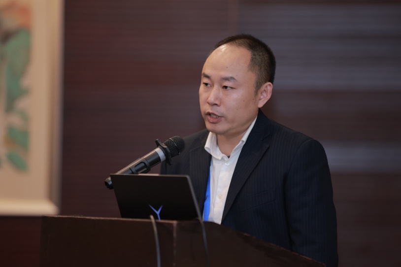 桌子前坐着穿西装的男人

中度可信度描述已自动生成